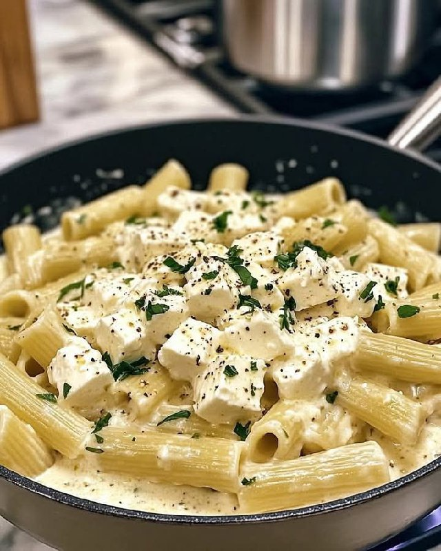 Rigatoni in zarter Feta-Sahnesauce mit frischen Kräutern