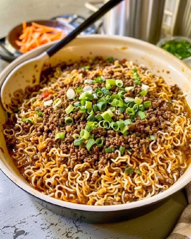 Mongolische Hackfleisch-Nudeln aus einem Topf