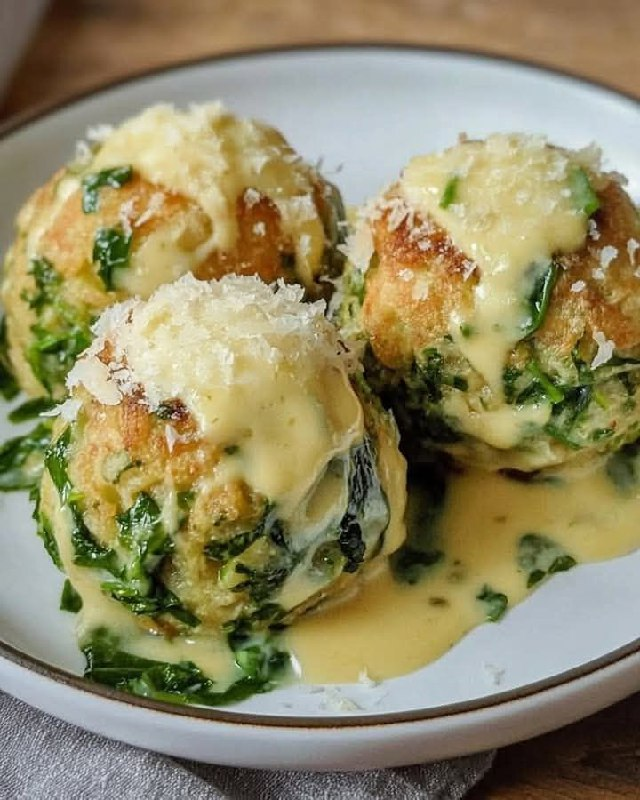 Spinatknödel mit Käsesoße
