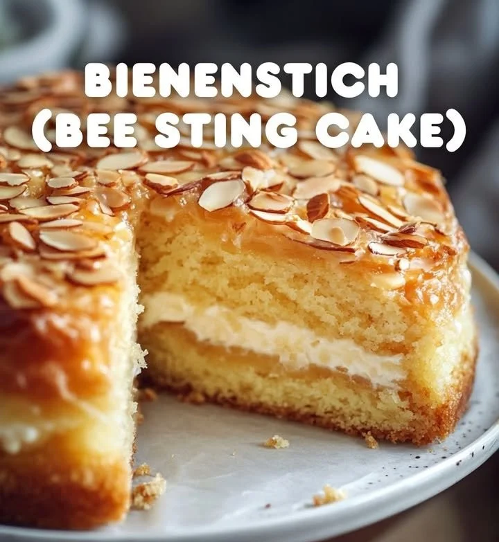 Bienenstichkuchen mit Sahnefüllung und Nüssen auf einem Tisch