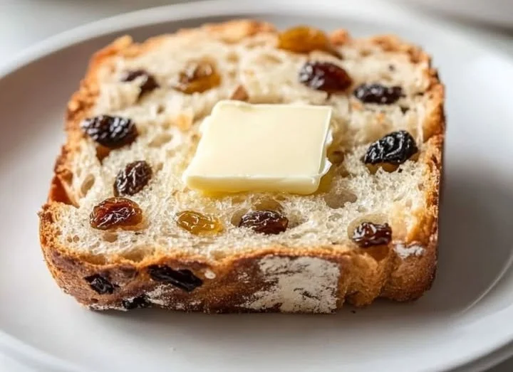 Traditioneller Bremer Klaben mit Trockenfrüchten und Nüssen