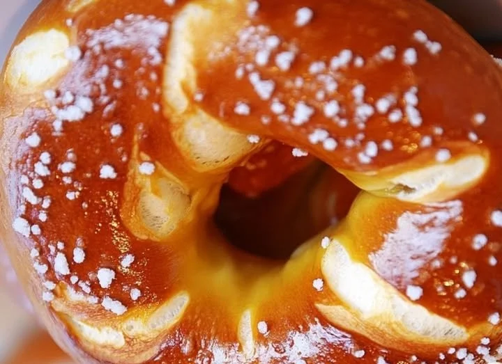 Frische, goldbraune Deutsche Brezel auf einem Holzbrett