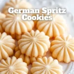 Deutsche Spritzkekse auf einem Blech mit bunten Streuseln dekoriert