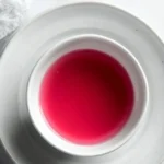 Flasche mit deutschem Rhabarbersirup auf Holztisch