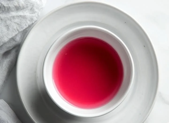 Flasche mit deutschem Rhabarbersirup auf Holztisch