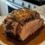 Festtagsbraten mit Kräutern und Beilagen serviert