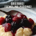 Schüsseln mit leckerem Grießbrei, dekoriert mit frischen Früchten