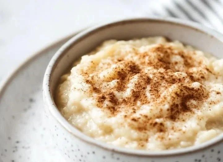 Schüssel mit cremigem Grießbrei, ideal für Dessert und Snacks