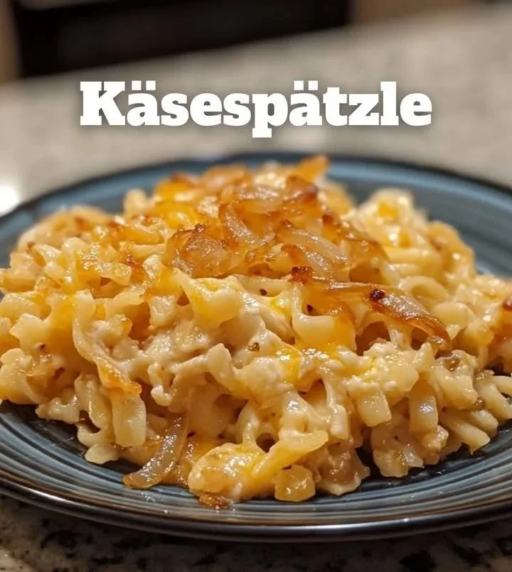 Traditionelles Gericht Käse-Spätzle mit geschmolzenem Käse und Zwiebeln
