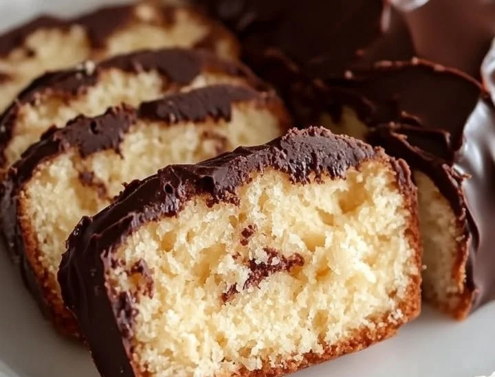 Eine geschnittene Scheibe Marzipanbrot mit Mandeln und Schokolade.