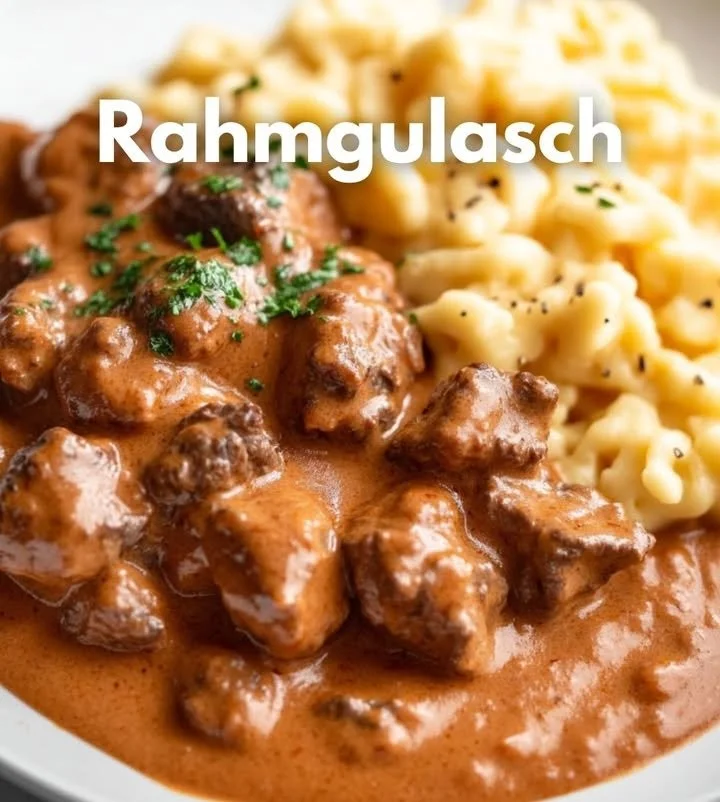 Leckeres Rahmgulasch serviert mit frischen Beilagen in einer Pfanne.