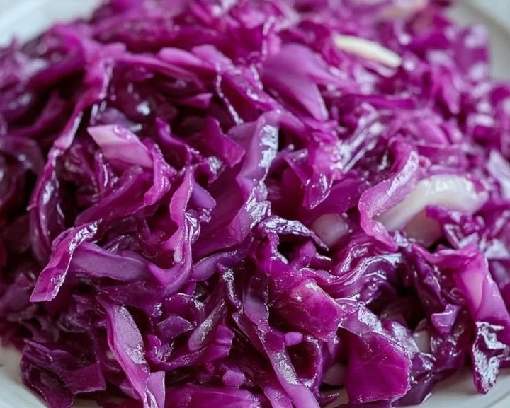 Schüssel mit köstlichem Rotkohl als Beilage zu einem festlichen Essen.