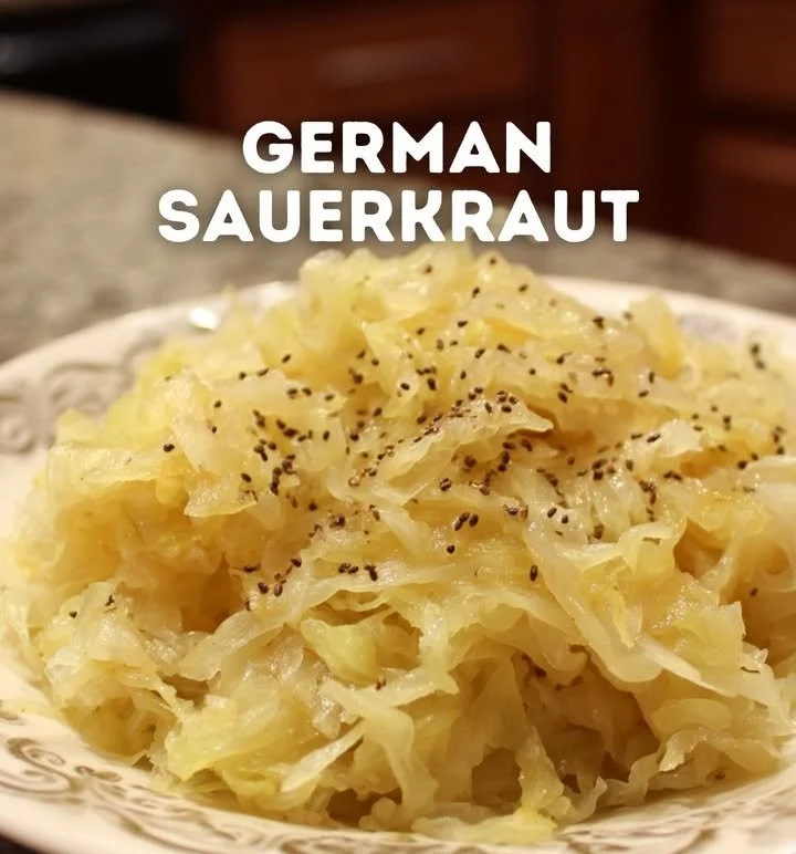 Schüssel mit frisch zubereitetem Sauerkraut auf einem Holztisch