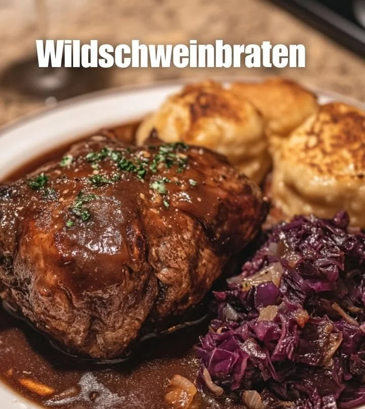 Delikater Wildschweinbraten, perfekt zubereitet mit frischen Kräutern und Gewürzen.