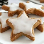 Leckere Zimtplätzchen auf einem festlichen Teller mit Zuckerguss.