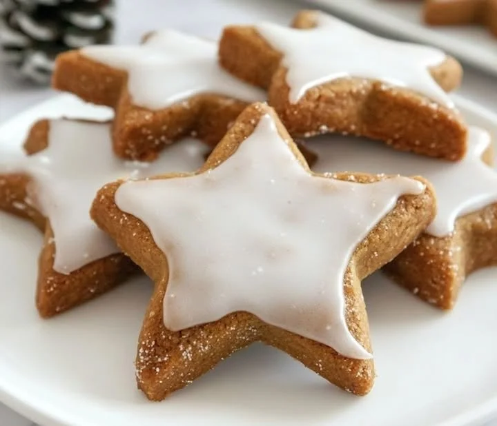 Leckere Zimtplätzchen auf einem festlichen Teller mit Zuckerguss.