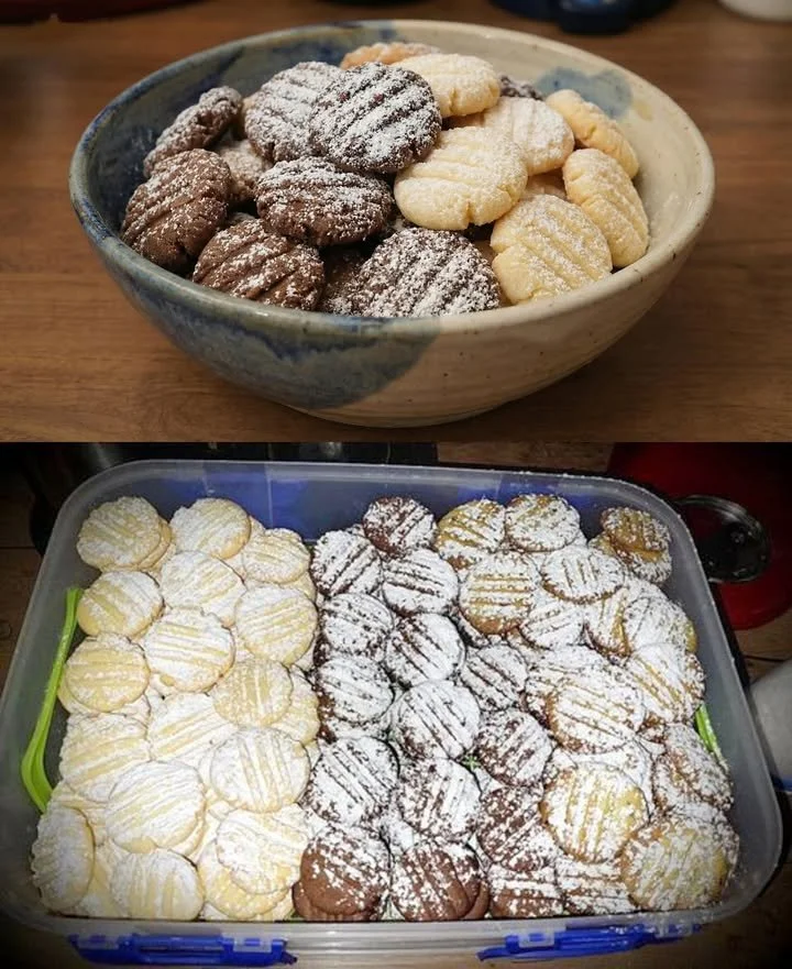 Leckere Puddingplätzchen auf einem Teller serviert