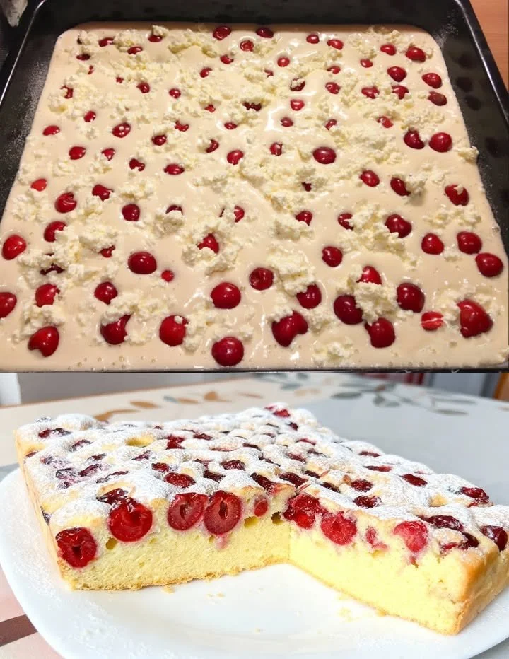 Ein appetitlicher Quark-Kirsch-Kuchen auf einem Teller, verziert mit frischen Kirschen.