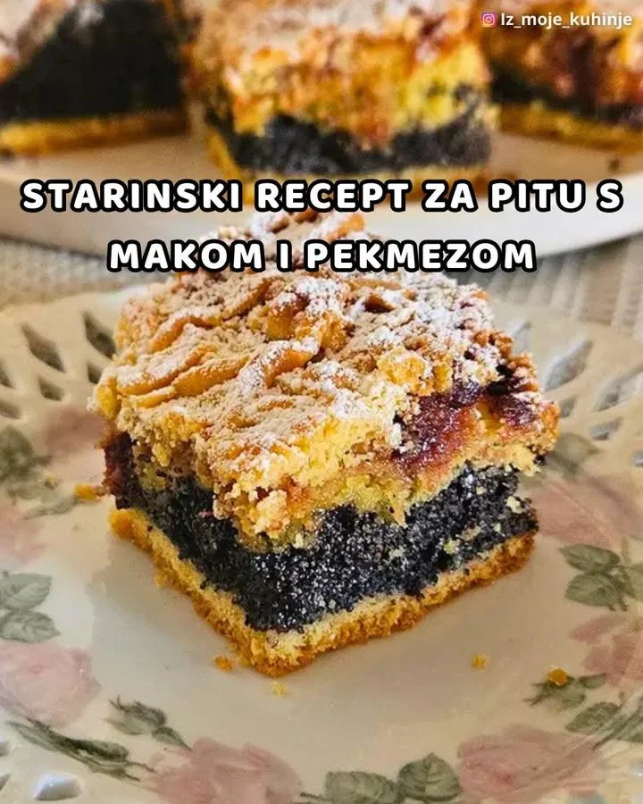 Altmodische mürbe Torte mit Mohn und Marmelade auf einem Teller serviert.