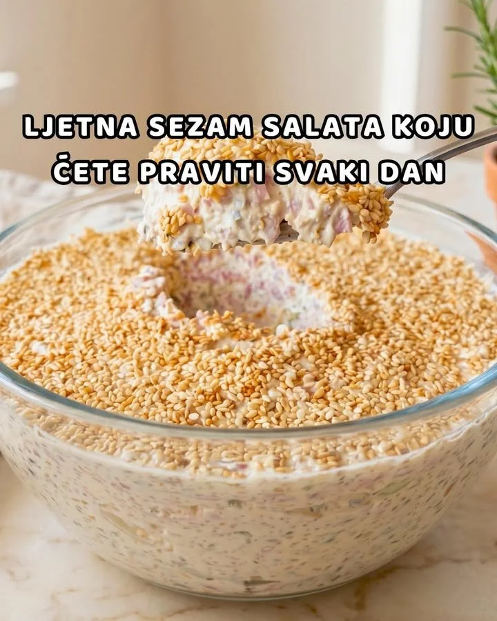 Cremesalat mit Sesam serviert in einer Schüssel