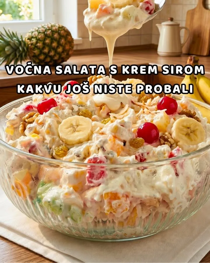 Cremiger Obstsalat mit Frischkäse auf einem Teller serviert