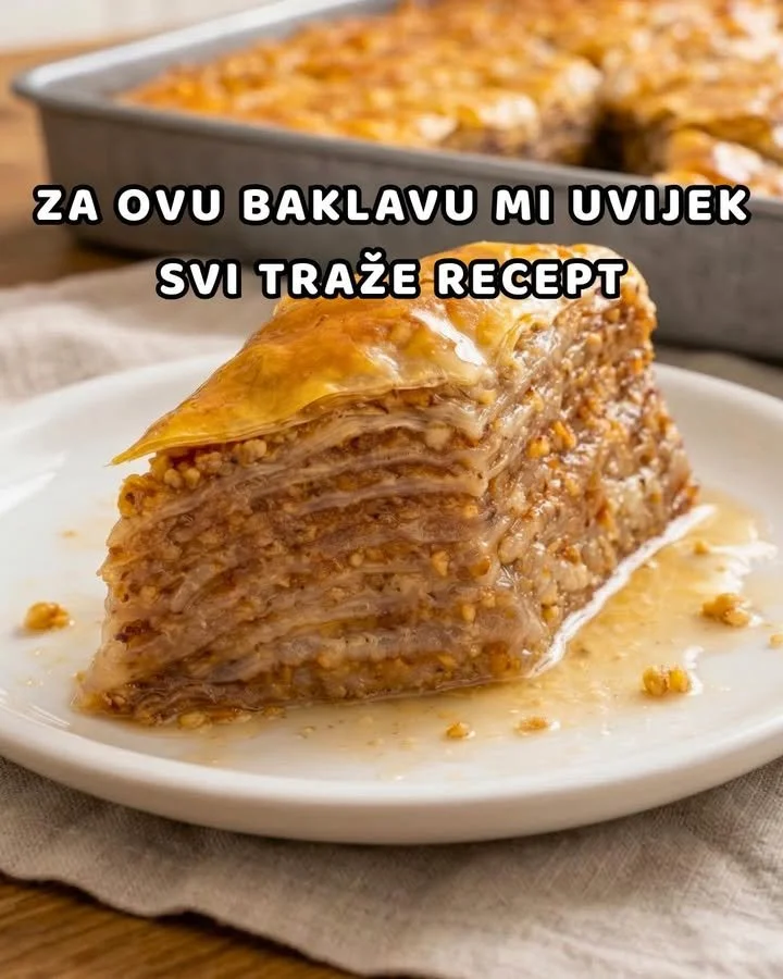 Leckere hausgemachte Baklava mit Nüssen und Sirup auf einem Teller serviert