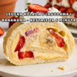 Eisrolle mit frischen Erdbeeren und Bananen auf einem Teller