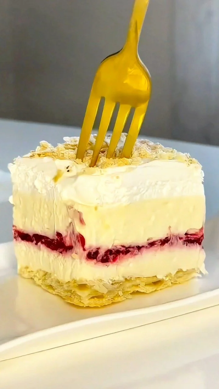 Frucht-Cremetorte mit Himbeeren auf einem weißen Teller