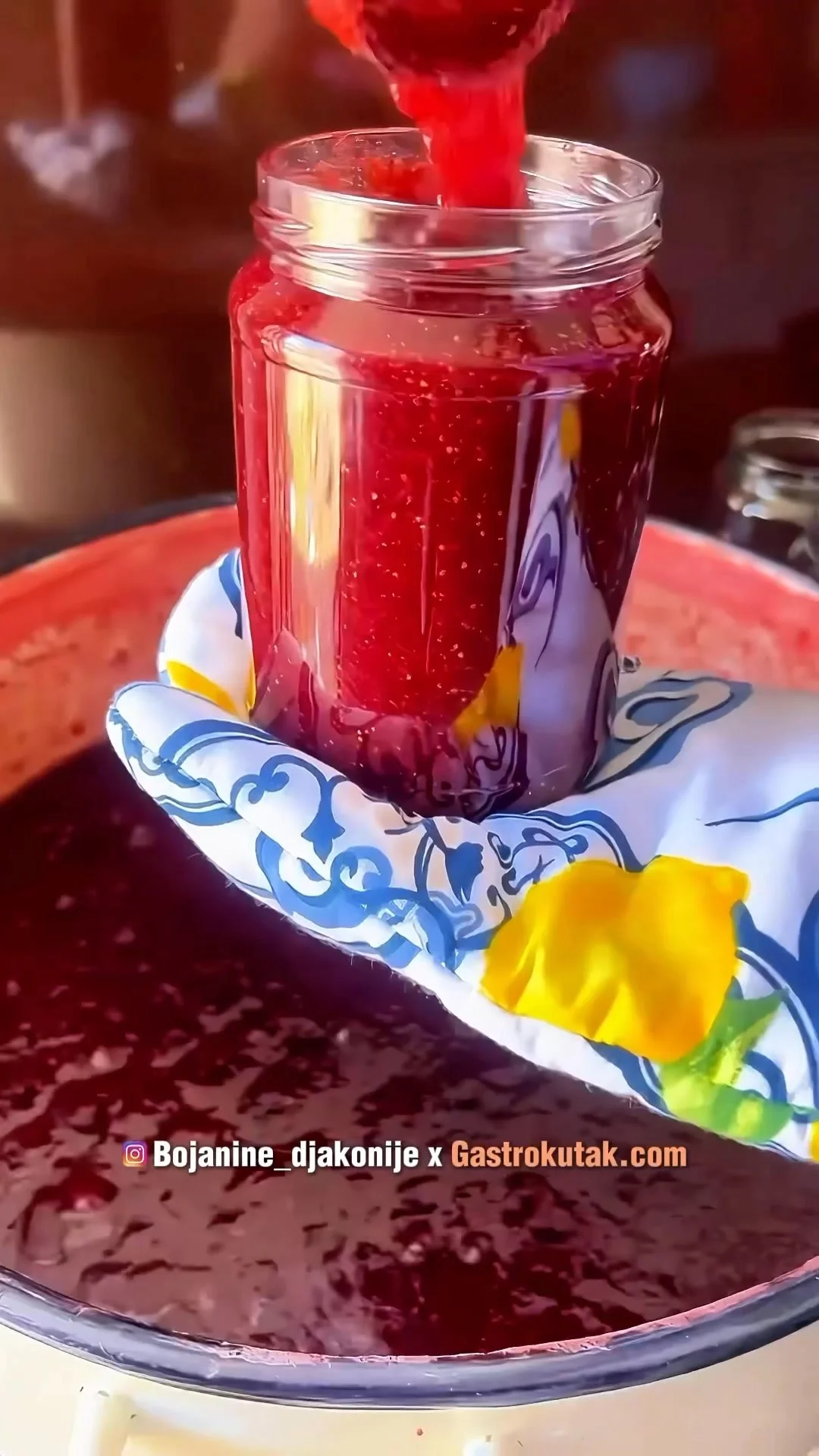Glas mit hausgemachter Erdbeermarmelade auf einem rustikalen Holztisch
