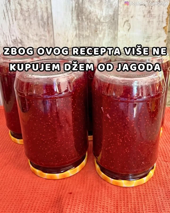 Glas mit hausgemachter Erdbeermarmelade auf einem Holztisch