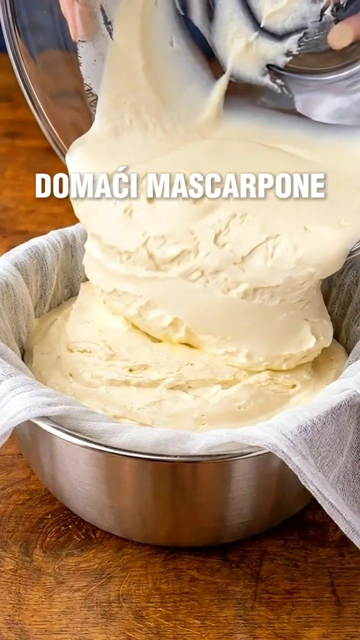 Hausgemachter Mascarpone in einer Schüssel, frisch zubereitet.