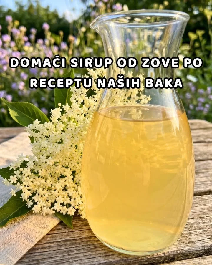 Holunderblütensirup mit Granatapfel und Zitrone in einem Glas