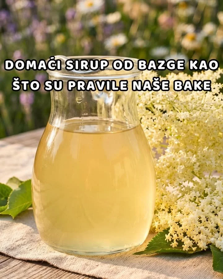 Holunderblütensirup mit Orange und Zitrone in einem Glas serviert