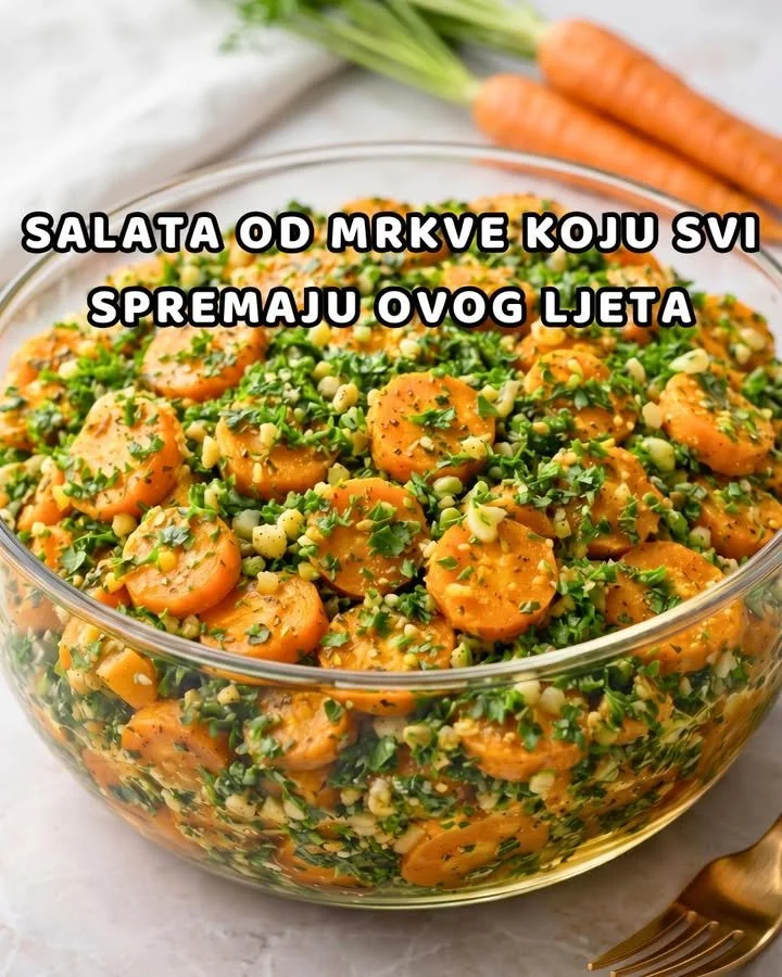 Frischer Karottensalat mit Gemüse und Dressing auf einem Teller