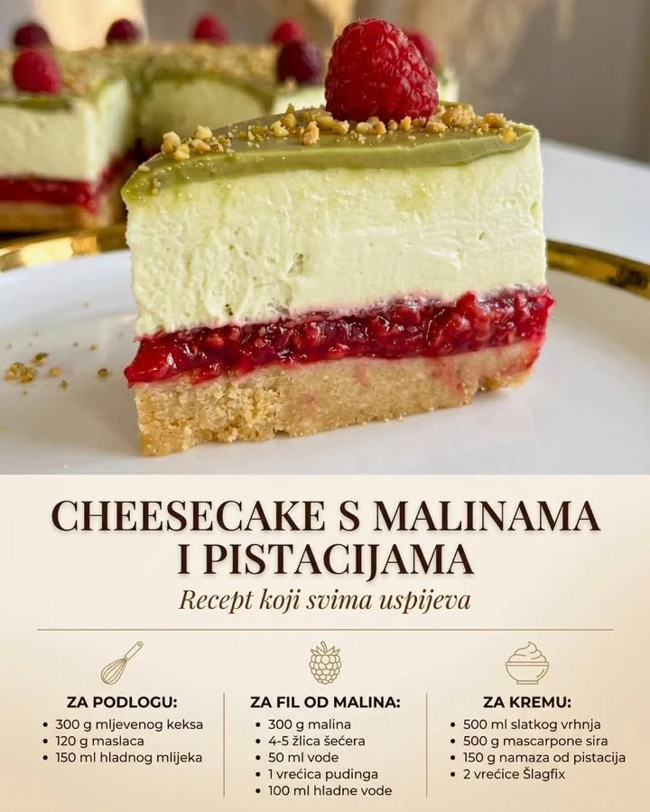 Käsekuchen mit Erdbeeren und Pistazien auf einem Teller