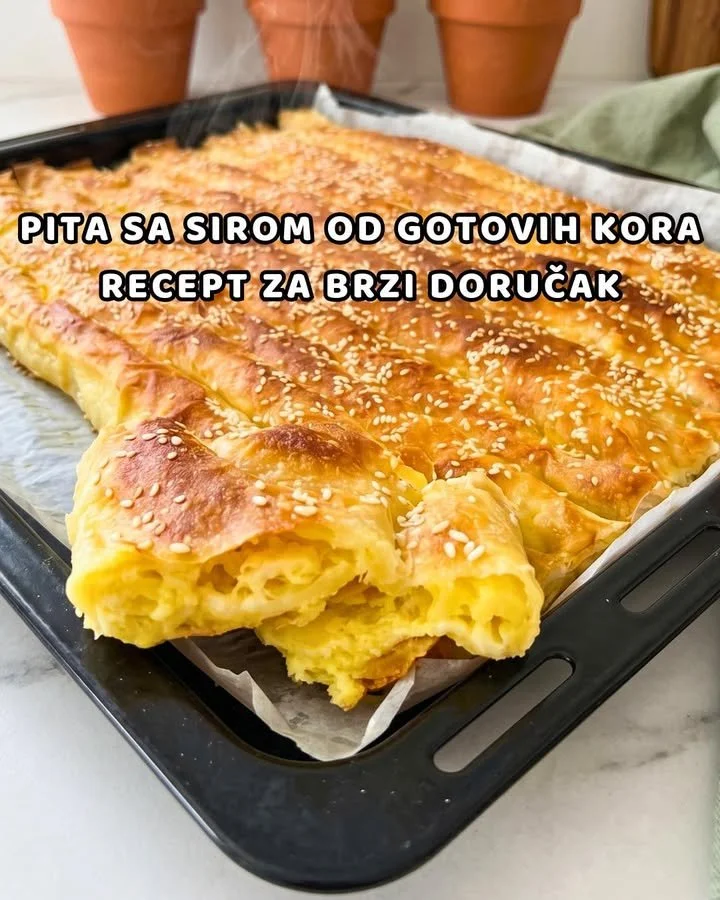Pita mit Käse aus fertigem Teig auf einem Teller serviert
