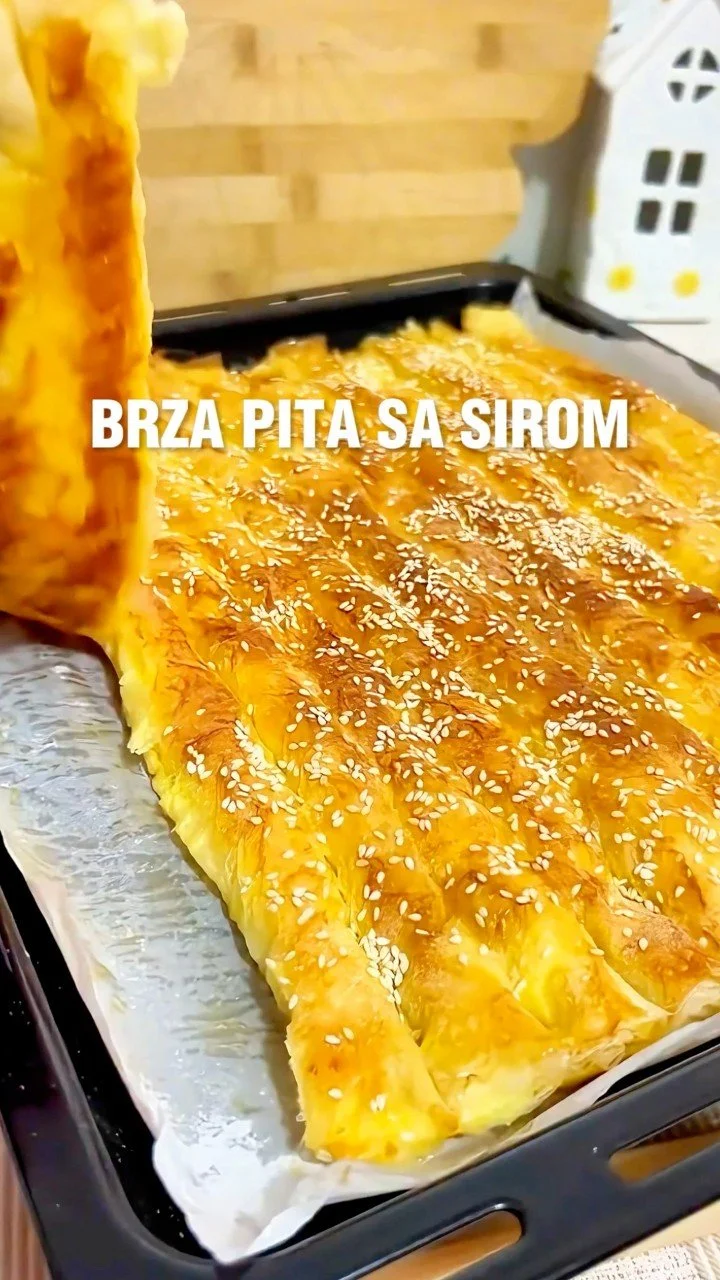 Leckere Pita Käse aus fertigem Teig, frisch serviert auf einem Teller.