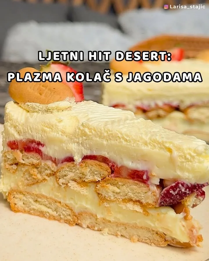 Leckerer Plasma-Kuchen mit frischen Erdbeeren auf einem Teller.