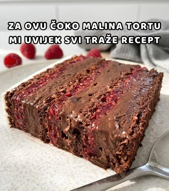 Schokoladenhimbeertorte mit Himbeeren und Schokoladenglasur auf einem Teller