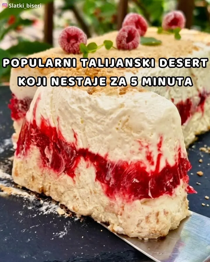 Semifreddo mit Himbeeren und Plazma auf einem Teller dekoriert