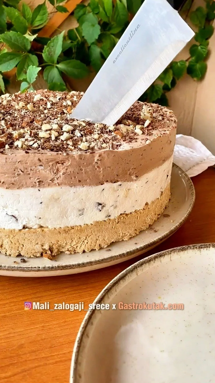 Schoko-Bananen Torte auf einem Teller mit Bananenscheiben und Schokoladenguss