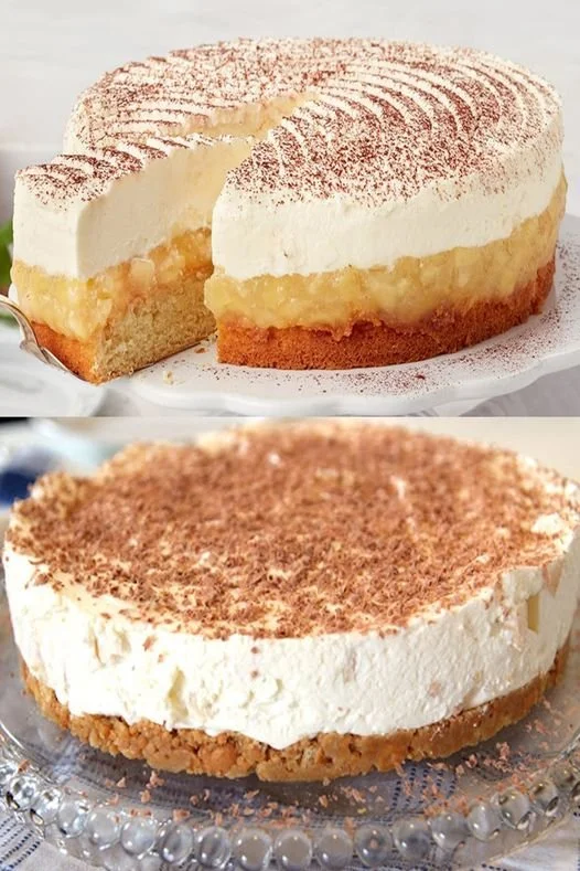 Hausgemachte Apfeltorte mit frischen Äpfeln und Zimt, serviert auf einem Teller.