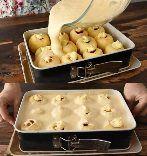Sajato von Bratapfelkuchen mit Äpfeln, Zimt und Nüssen, goldbraun gebacken.