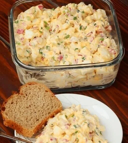 DDR-Salat in einer Schüssel mit buntem Gemüse und Dressing