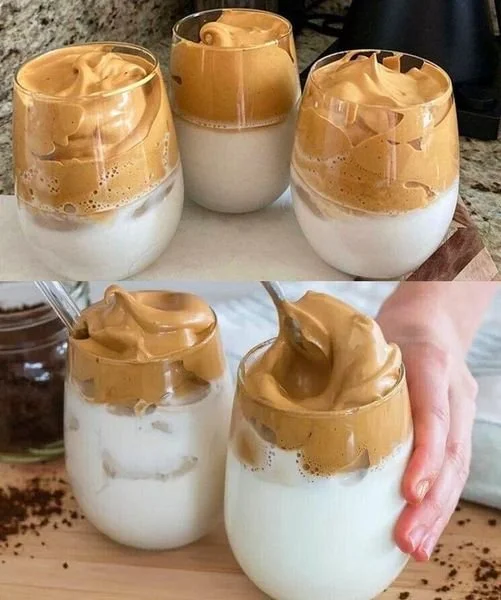 Ein erfrischender Eiskaffee in einem Glas, garniert mit Sahne und Schokolade.