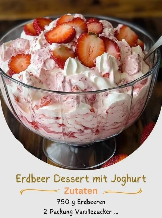 Erdbeer Dessert mit Joghurt in einer Schüssel, frisch und lecker zubereitet.