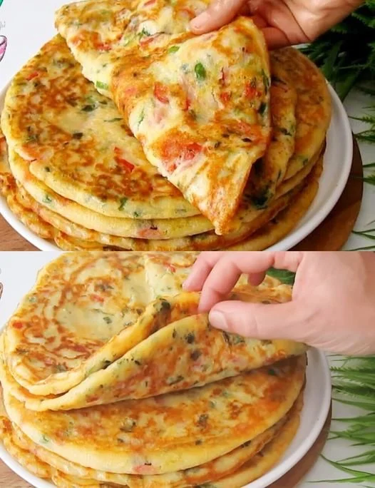 Köstliche knoblauchpfannkuchen mit Käse auf einem Teller serviert