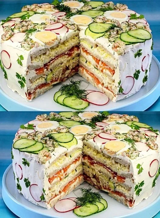 Festliche Sandwichtorte mit buntem Gemüse und dekorativer Garnitur.