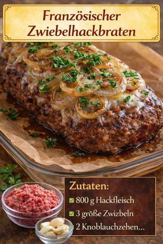 Französischer Zwiebelhackbraten auf einem Teller garniert mit frischen Kräutern
