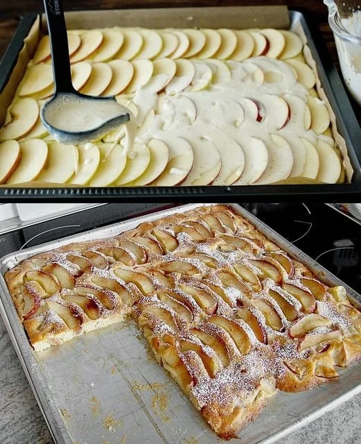 Grossmutters Apfelblechkuchen auf einem schönen Blech serviert